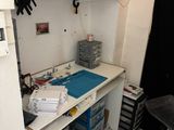une pièce contenant un bureau, des étagères et une chaise