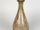 un vase en verre posé sur une surface blanche
