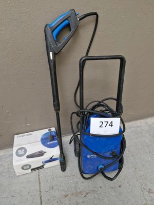 un distributeur d'eau bleu et une boîte sur le trottoir