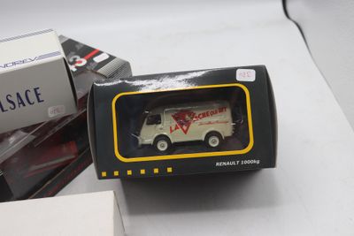 un camion miniature qui se trouve dans une boîte posée sur une table