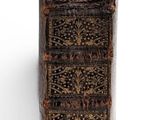 un vieux livre posé sur une surface blanche