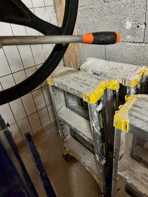 une machine qui se trouve dans une pièce avec des blocs de béton