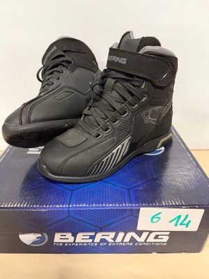 une paire de chaussures noires posée sur une boîte