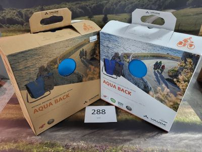 deux boîtes sur lesquelles figure l'image d'un couple à vélo