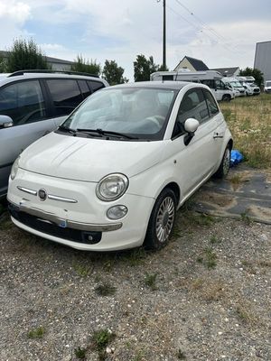 deux petites voitures garées l'une à côté de l'autre sur un parking
