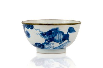 un bol bleu et blanc orné d'un dragon