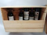 des bouteilles de vin se trouvent dans un coffret en bois sur une table