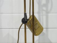 Lampadaire en métal chromé et doré, le piètement de section … (photo 4)