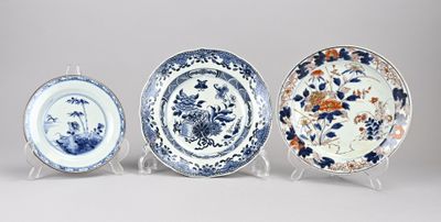 trois assiettes bleues et blanches ornées de fleurs et de feuilles