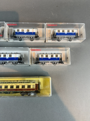 quatre wagons dans des boîtes en plastique posés sur une table