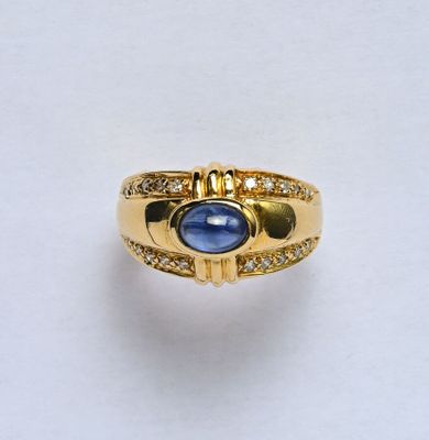 Bague en or jaune 18K (750/oo) centrée d'un cabochon ovale d…