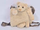 un ours en peluche assis sur un sac