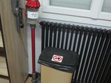 une poubelle posée à côté d'une autre poubelle dans une pièce