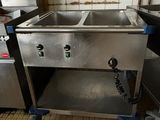 une cuisine équipée d'une cuisinière, d'un évier et d'autres appareils électroménagers