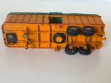 un petit train sur une table, muni de roues