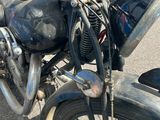 une moto garée sur le côté de la rue
