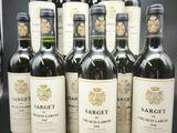 plusieurs bouteilles de vin sont alignées sur une table