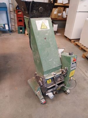 une machine posée sur le sol dans un entrepôt