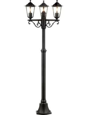 un lampadaire noir surmonté de trois lanternes