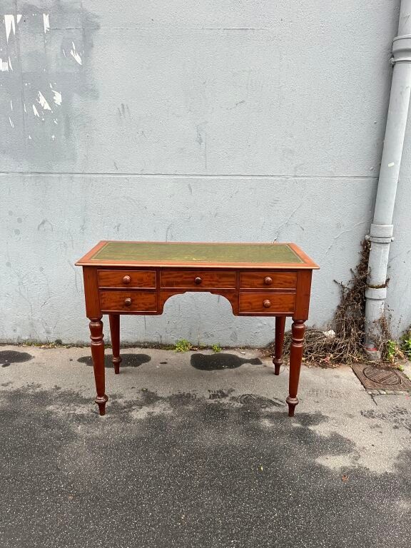 Bureau en noyer ouvrant par 5 tiroirs, pieds balustres, dess…