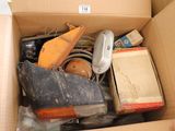 une boîte remplie d'objets assortis qui s'y trouvent