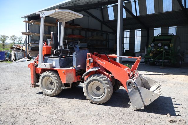 Chargeuse pelleteuse KUBOTA R310 DE 2007, avec 3 godets un 80 /45...