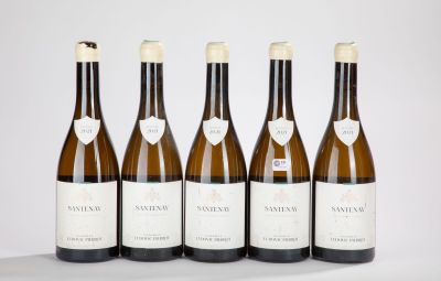 six bouteilles de vin sont alignées sur une table