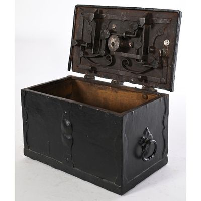 un vieux coffre noir muni d'un cadenas