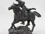 statue d'un homme à cheval, assis sur un rocher, sur fond blanc