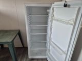 un réfrigérateur blanc dont la porte est ouverte, dans une cuisine