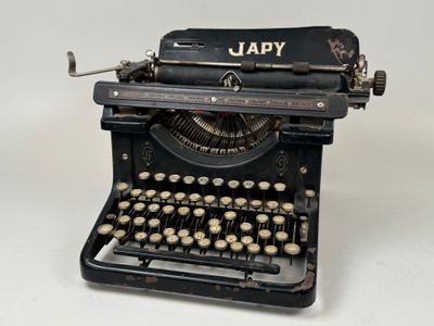 une vieille machine à écrire posée sur une table