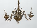 un lustre à trois lumières suspendu au plafond