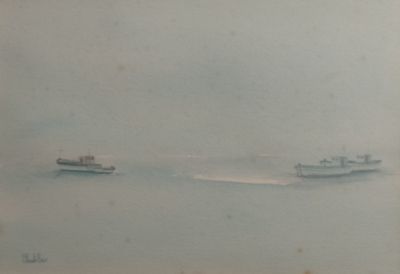 de nombreux bateaux flottant sur l'eau par temps de brouillard