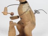 une sculpture en bois représentant un chat avec un oiseau sur le dos