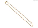 un collier de perles avec un fermoir en or sur fond blanc