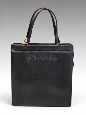 un sac noir sur lequel est inscrit le mot « Chanel »