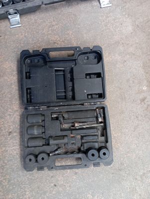 une photo d'une trousse à outils posée par terre