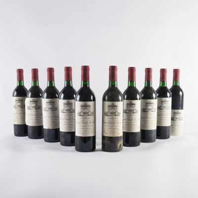 six bouteilles de vin rouge alignées