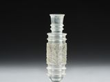 un vase en verre posé sur une table