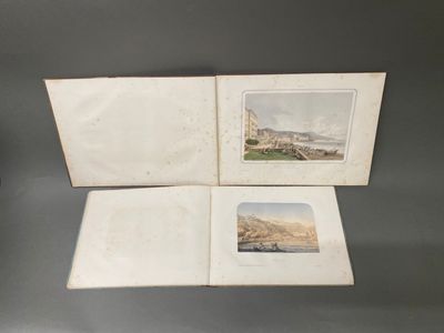 un livre ouvert dont la couverture représente une ville