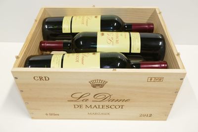 bouteilles de vin rouge dans un coffret en bois sur une table