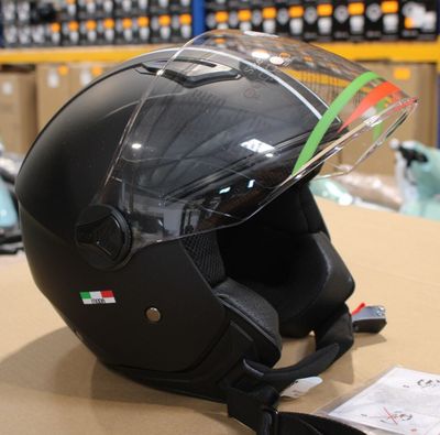 un casque posé sur une table dans un magasin