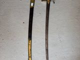 deux épées posées sur une table