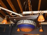 un lustre suspendu au plafond d'un restaurant