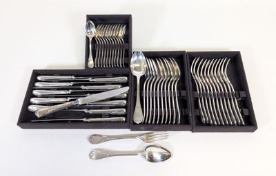 des couverts dans une boîte noire contenant des cuillères et des cuillères
