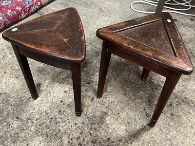 deux petites tables en bois posées l'une à côté de l'autre par terre