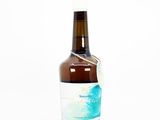 une bouteille d'alcool posée sur une table