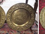 deux photos d'une paire de plaques en laiton posées sur un tapis rouge