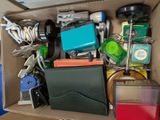 une boîte en carton contenant divers objets, dont un portefeuille