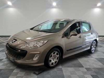 la photo d'une voiture garée dans un garage